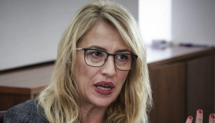 «Χιουμοράκι» η Ρένα Δούρου: Έμεινα και εγώ άνεργη εξαιτίας…